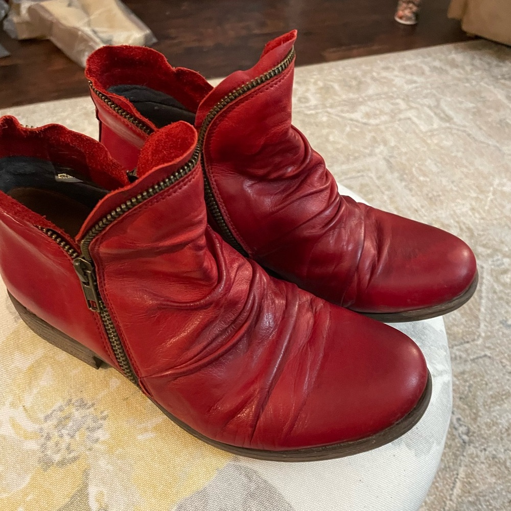 Miz Mooz Luna Ankle Bootie Sz 7.5   Red Genuine Leather Side Zip Retail $174